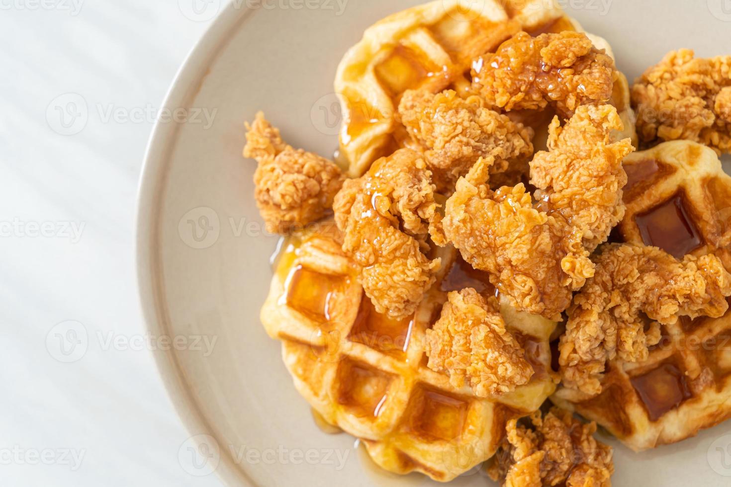 gofre casero de pollo frito con miel o sirope de arce foto