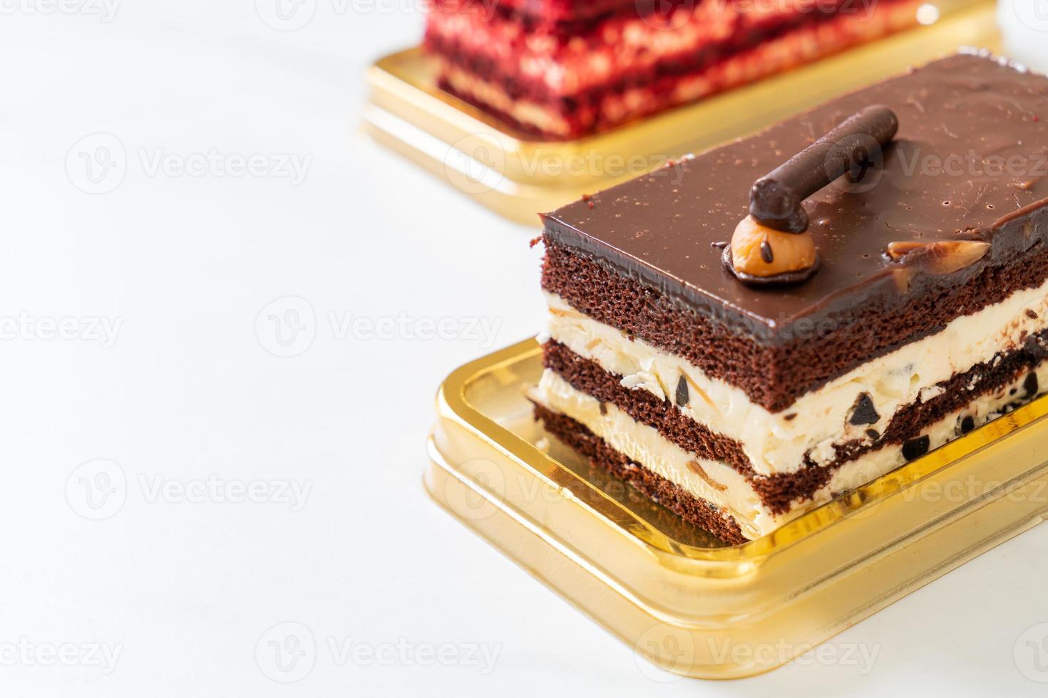 delicioso pastel de chocolate con almendras foto