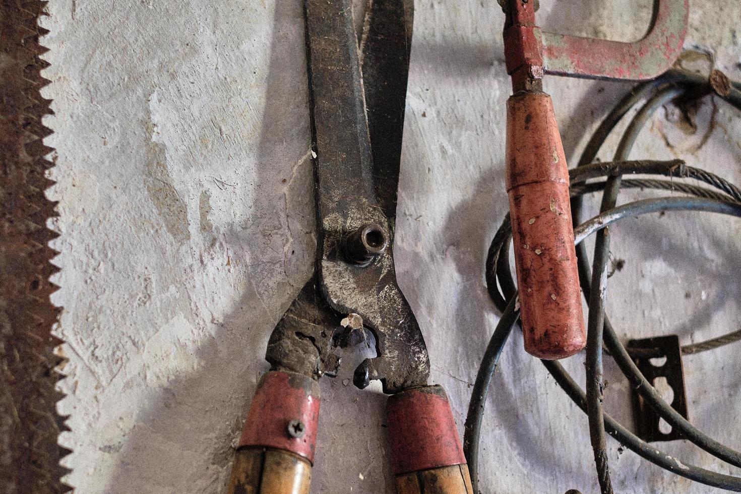 Primer plano de viejos instrumentos desgastados colgados en una pared. foto