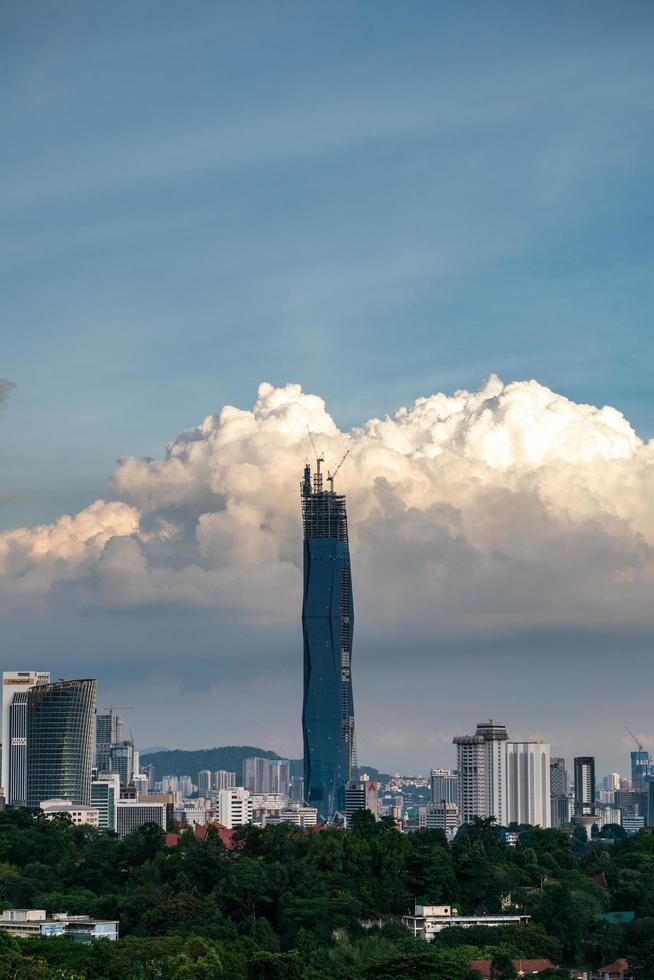 Kuala Lumpur, Malasia 2021- el horizonte de la ciudad de Kuala Lumpur en la noche con espectaculares nubes durante la puesta de sol, tomada desde el mirador en Bukit Tunku, Kuala Lumpur. foto