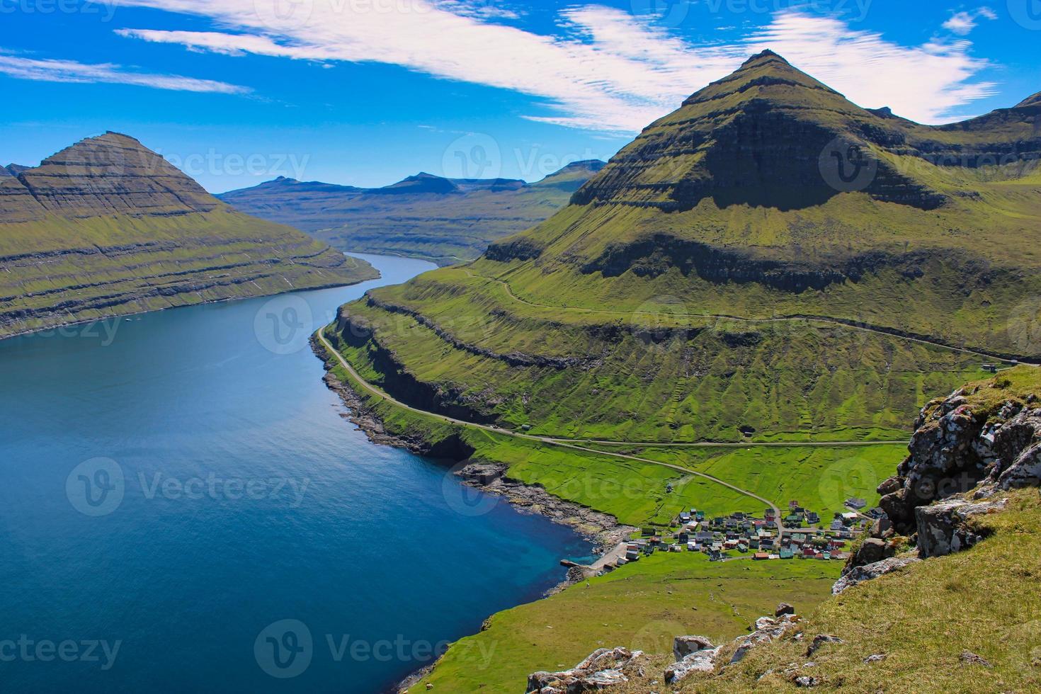 hermoso paisaje de fiordos en las islas Feroe foto