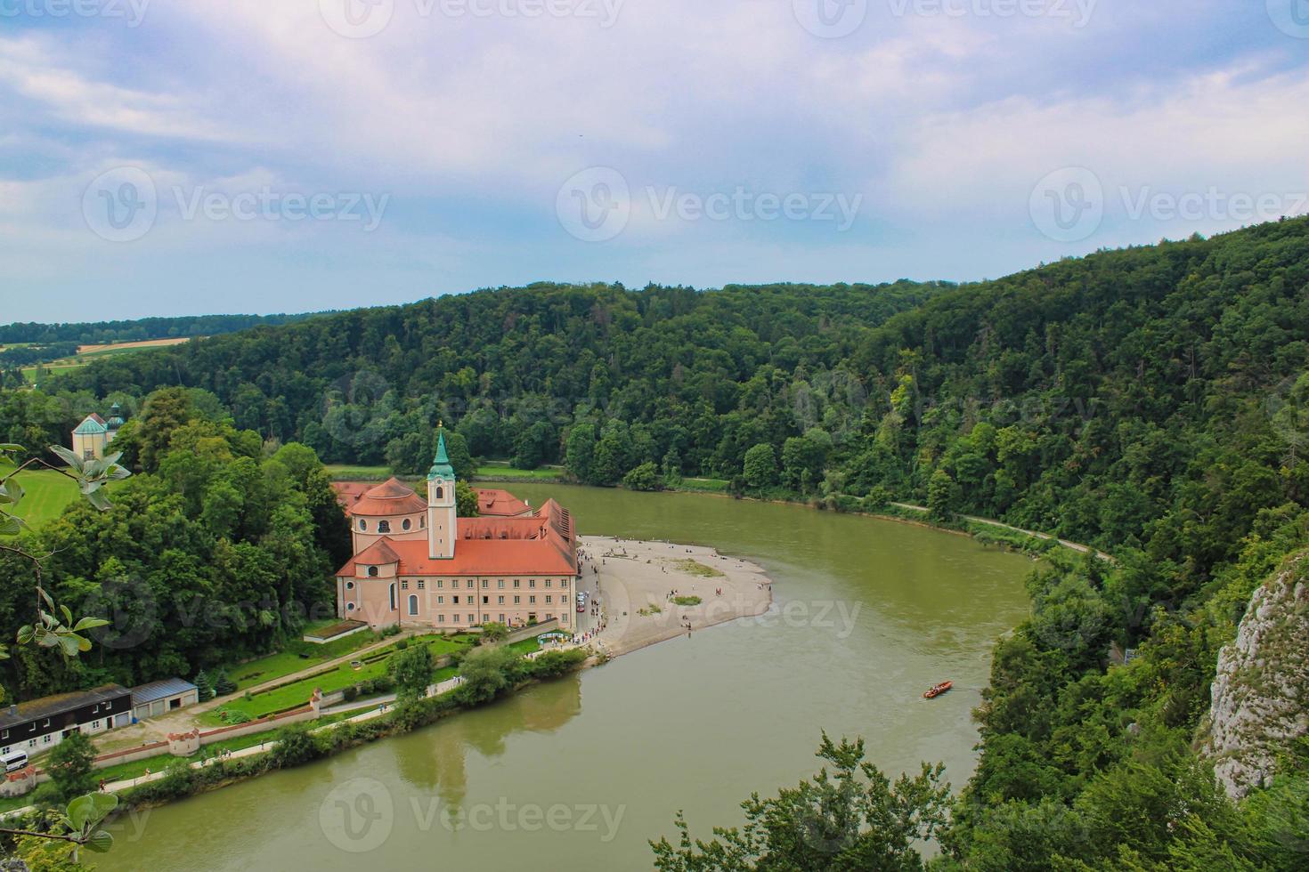 río danubio alrededor del pueblo de weltenburg foto