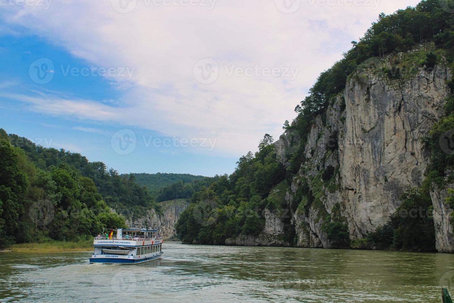 río danubio alrededor del pueblo de weltenburg foto