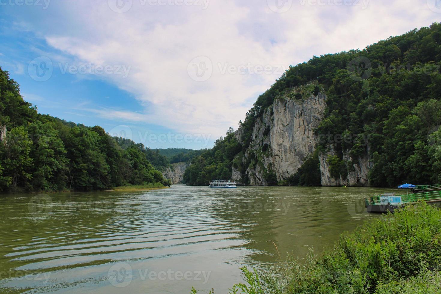 río danubio alrededor del pueblo de weltenburg foto