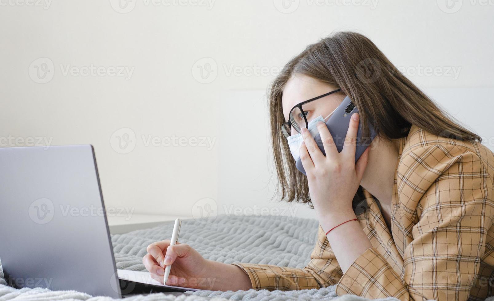 coronavirus. cuarentena. mujer de negocios resuelve problemas de trabajo de forma remota. foto