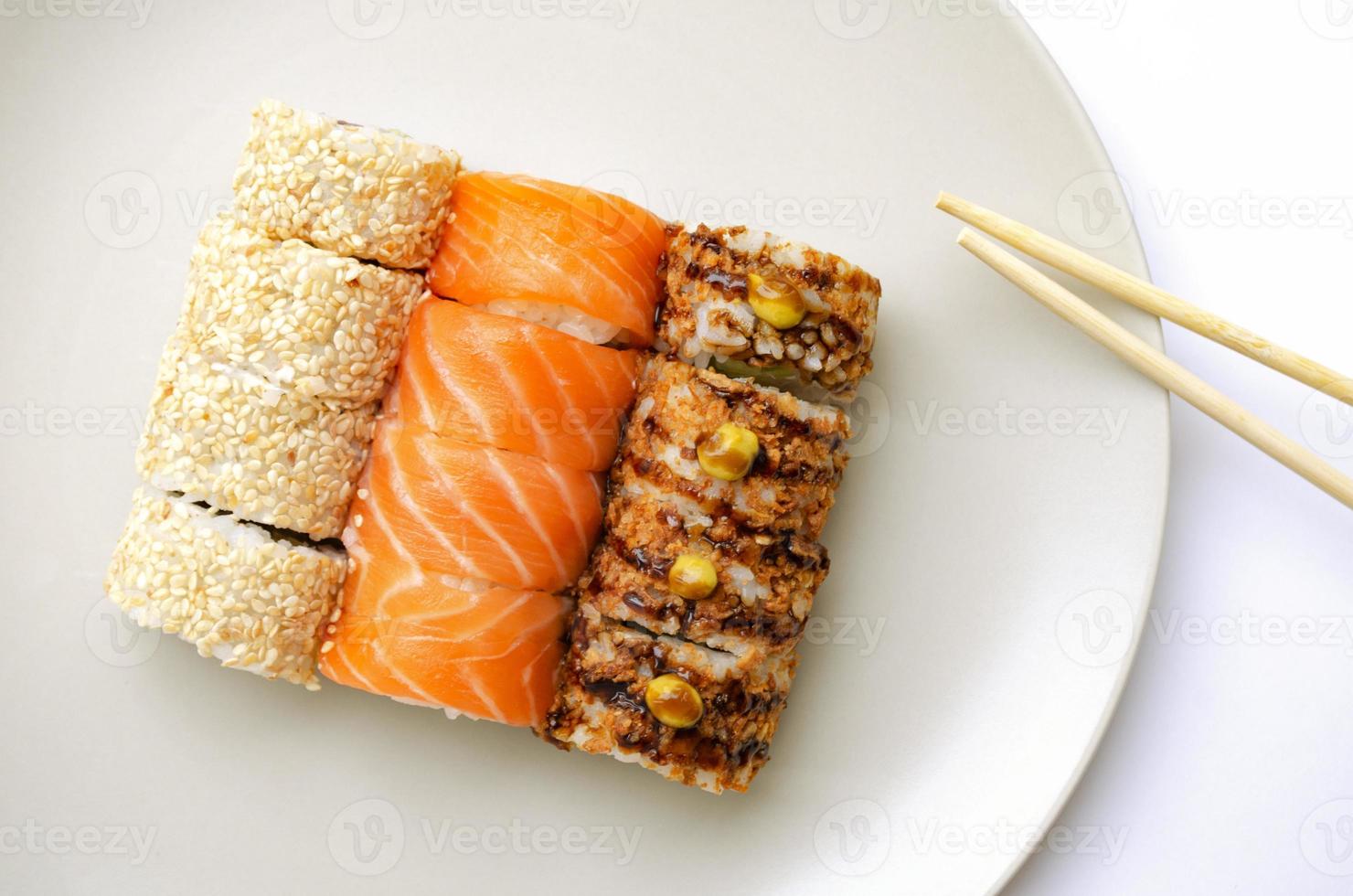 cocina japonesa. rollos en un plato. Filadelfia. foto