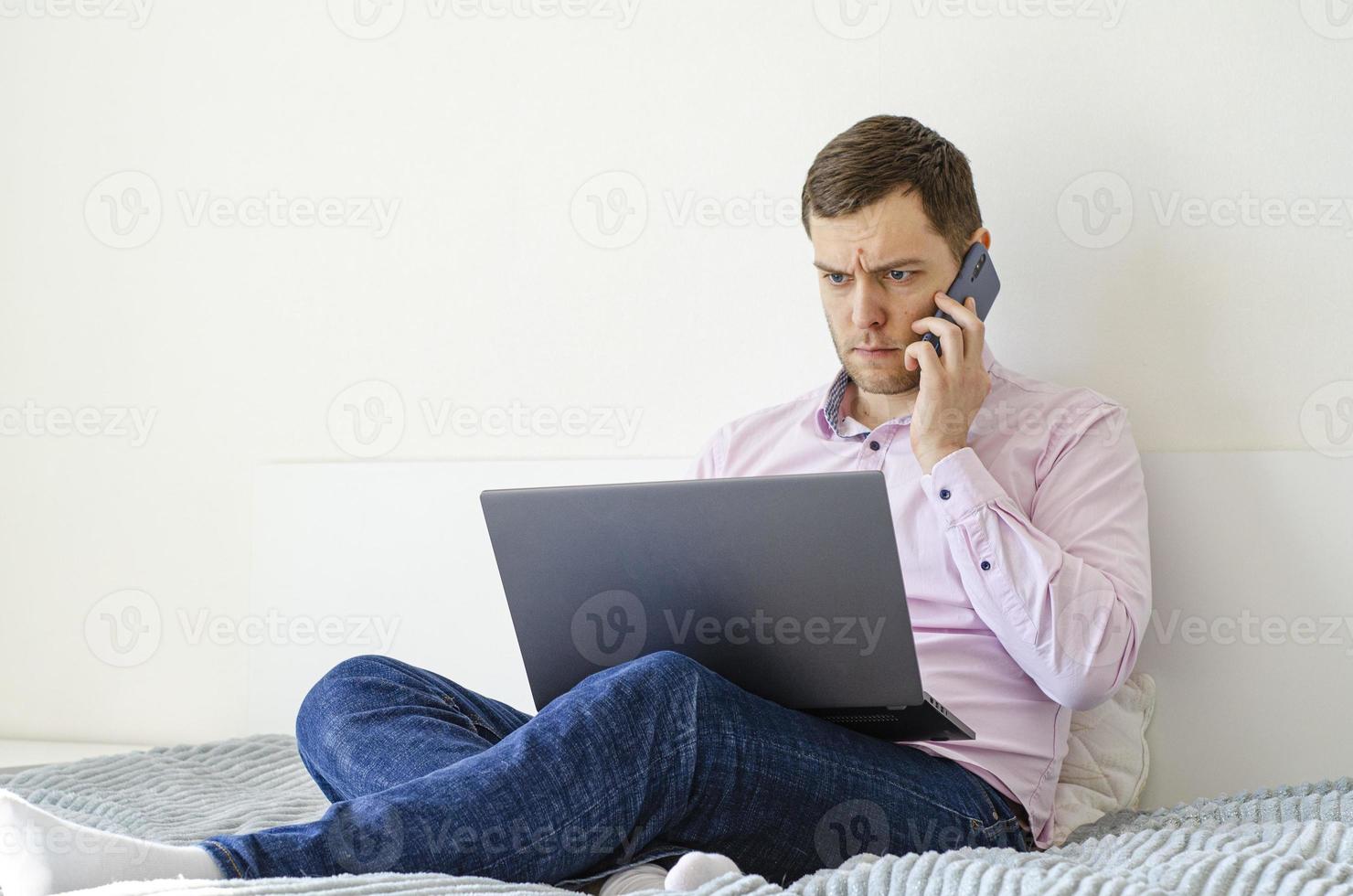 un hombre con camisa y jeans resuelve problemas laborales de forma remota. foto