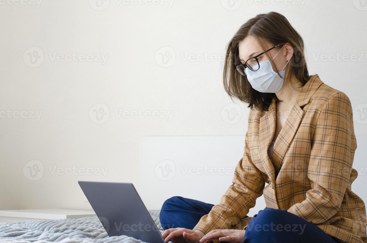 mujer de negocios resuelve problemas de trabajo de forma remota. protección contra el virus. foto