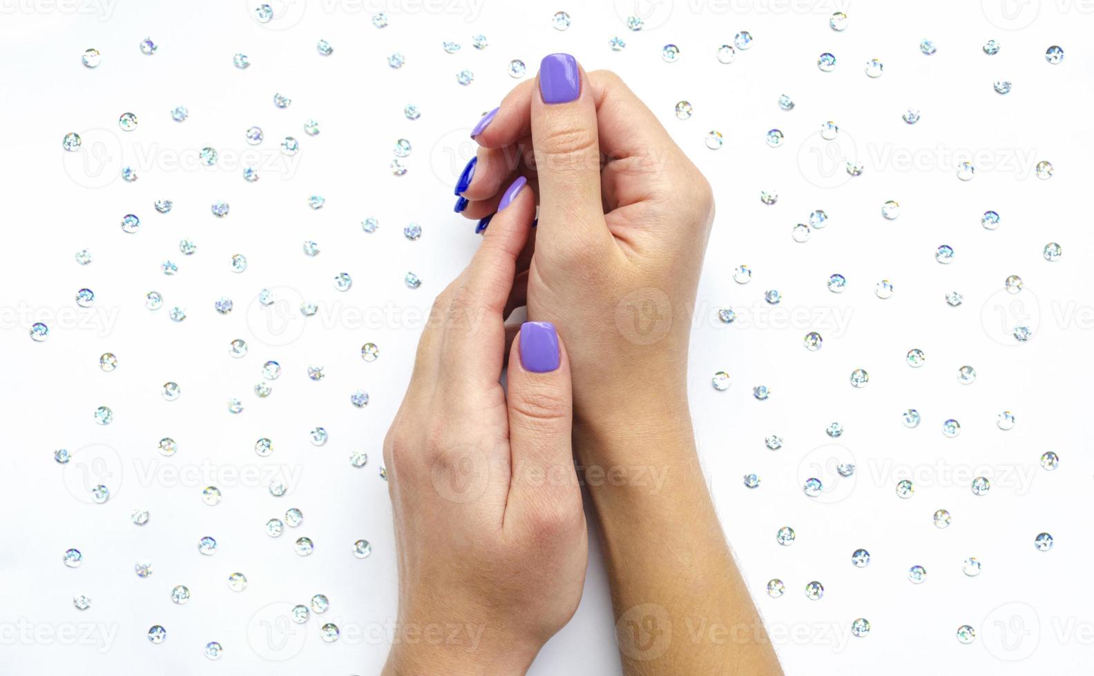 manicura de mujer de moda con estilo. azul y lila foto