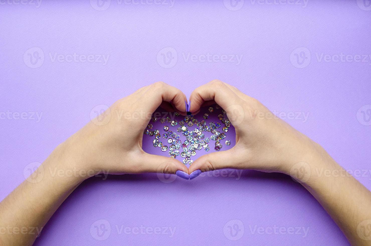 chica cogidos de la mano con el corazón. elegante de moda foto