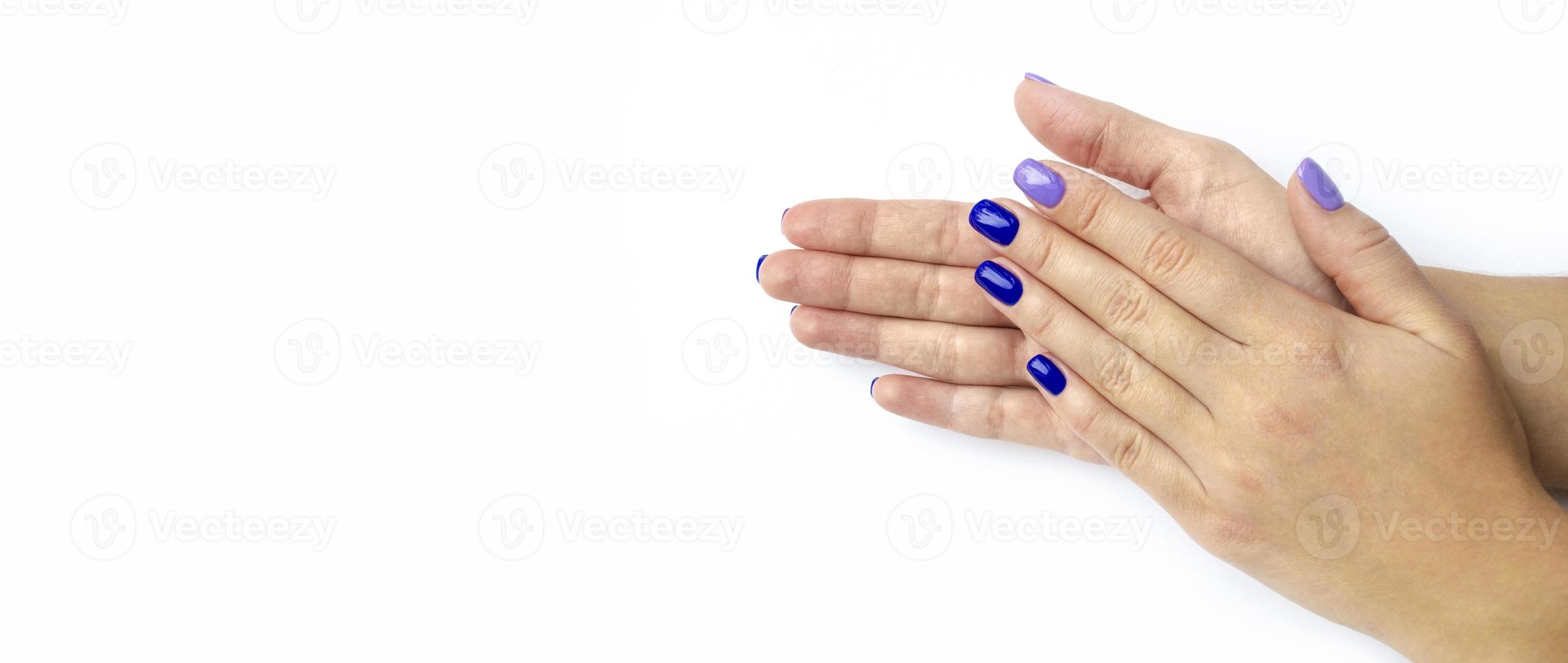 manicura de mujer de moda con estilo. azul y lila foto