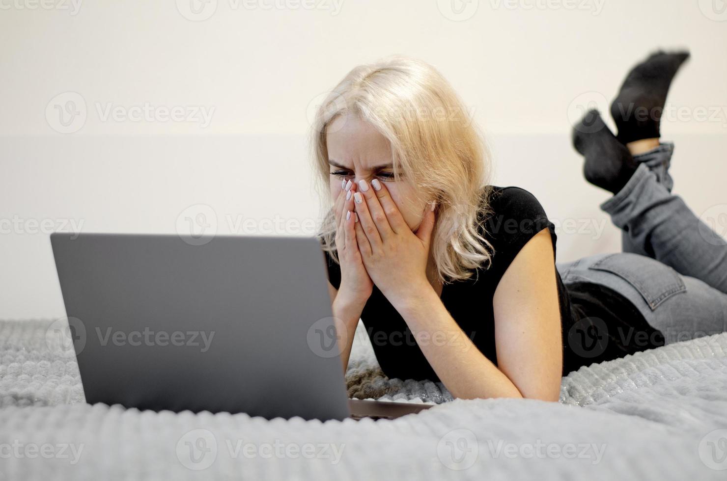 la niña está viendo una serie de televisión en una computadora portátil. foto