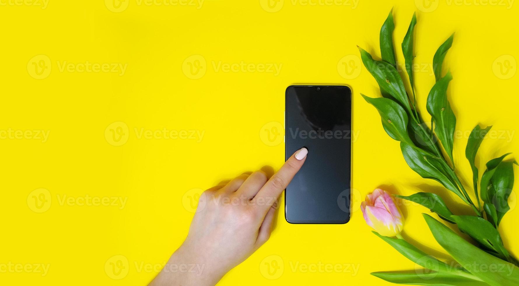 la niña tiene el teléfono en la mano. Hojeando foto