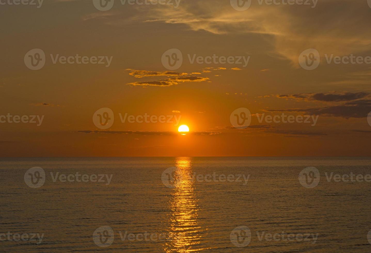 puesta de sol con nubes al atardecer foto