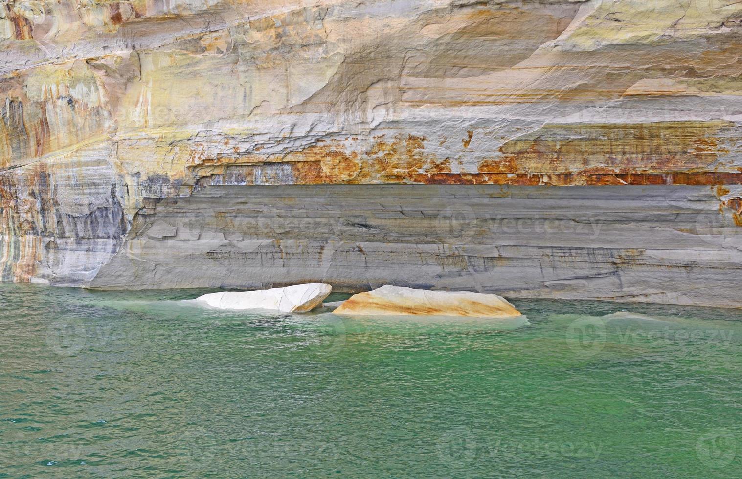 icebergs de arenisca en el agua foto