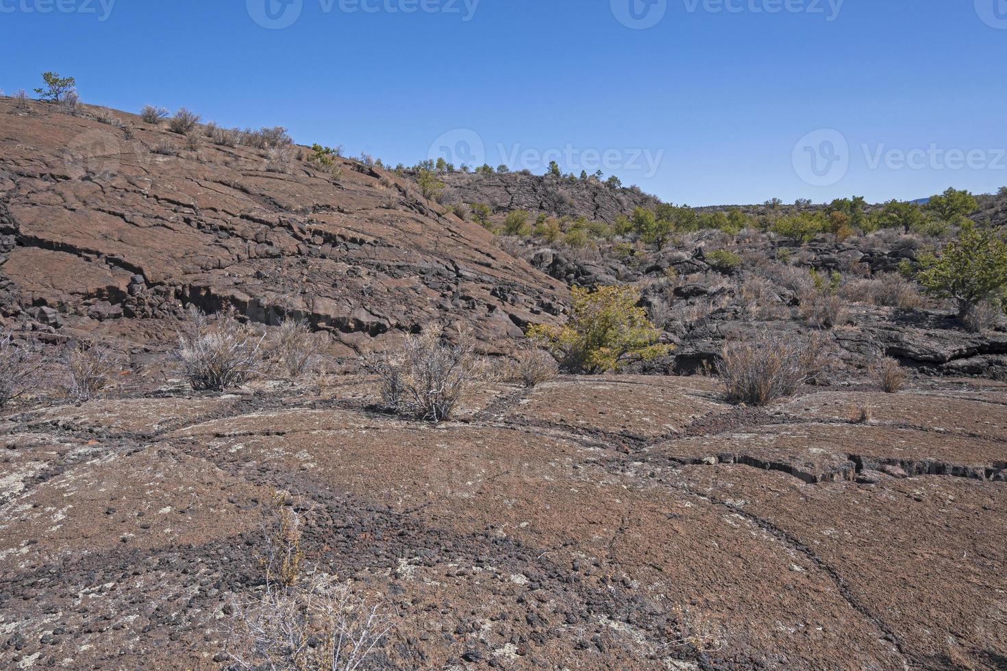 domos de lava en un paisaje árido foto