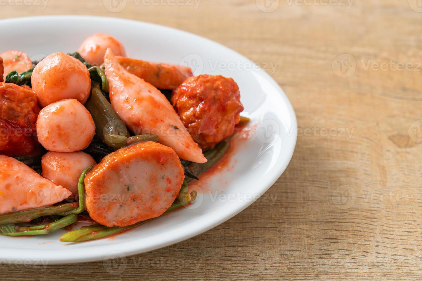 salteado de bolas de pescado con salsa yentafo foto