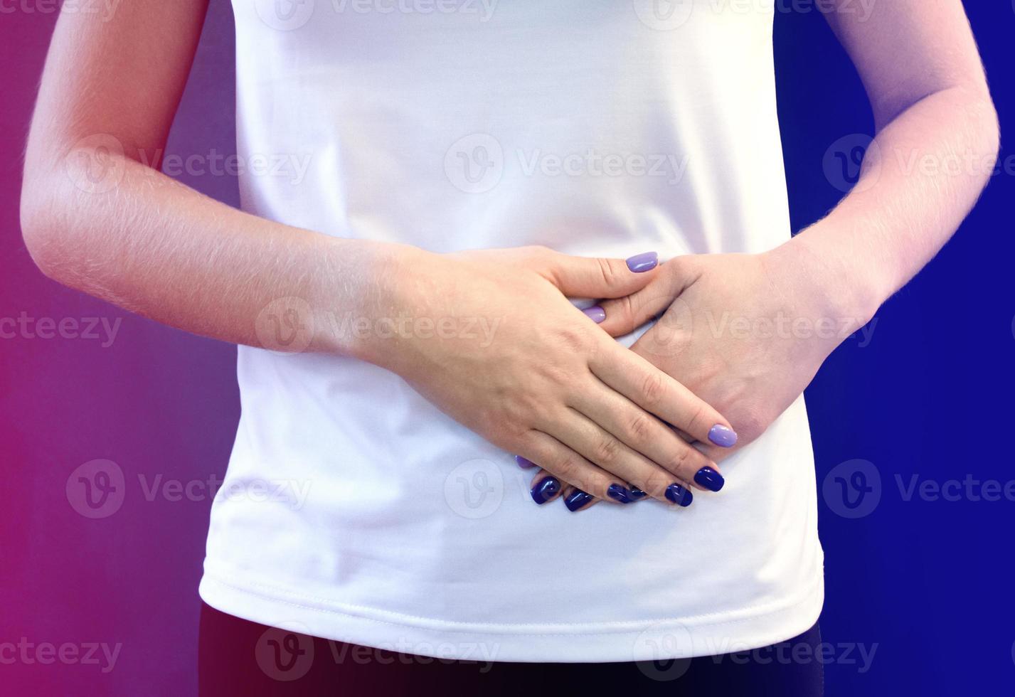 dolor menstrual. la chica la abrazó más abajo foto