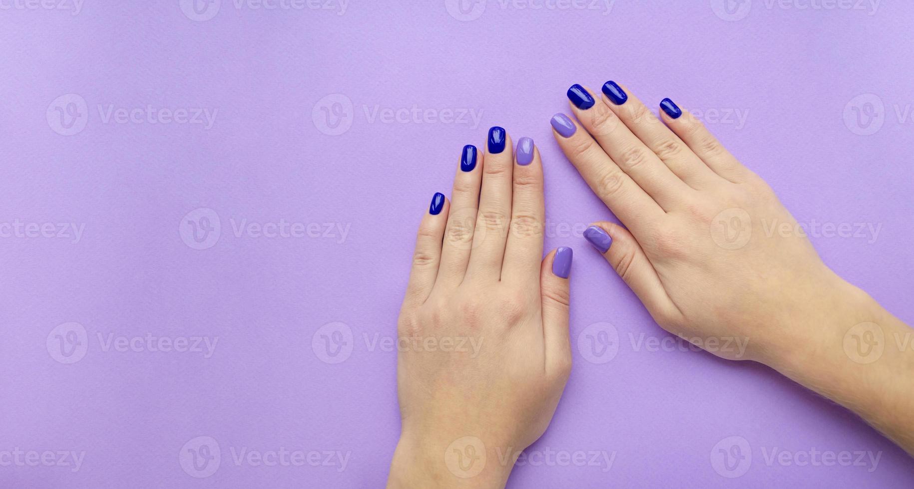 manicura de mujer de moda con estilo. azul y lila foto