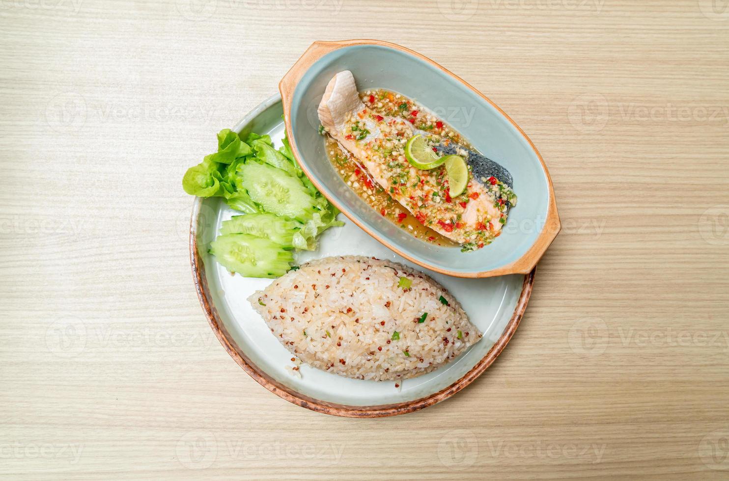 Arroz frito de quinoa con salmón al vapor con aderezo de chile lima - estilo de comida saludable foto