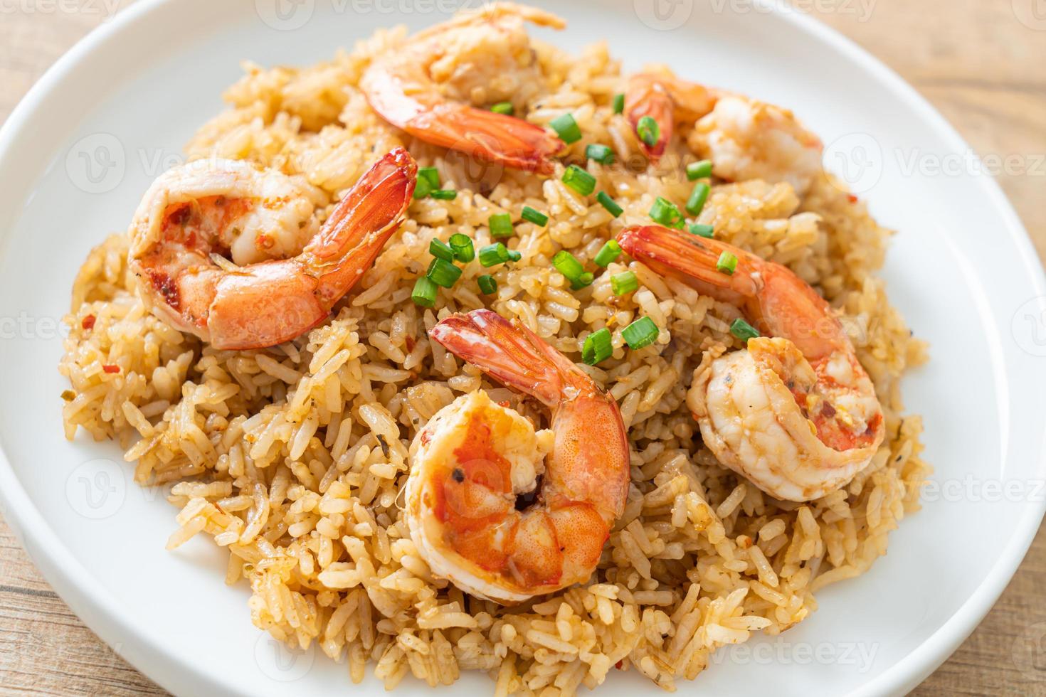 arroz frito al ajillo con gambas o gambas foto