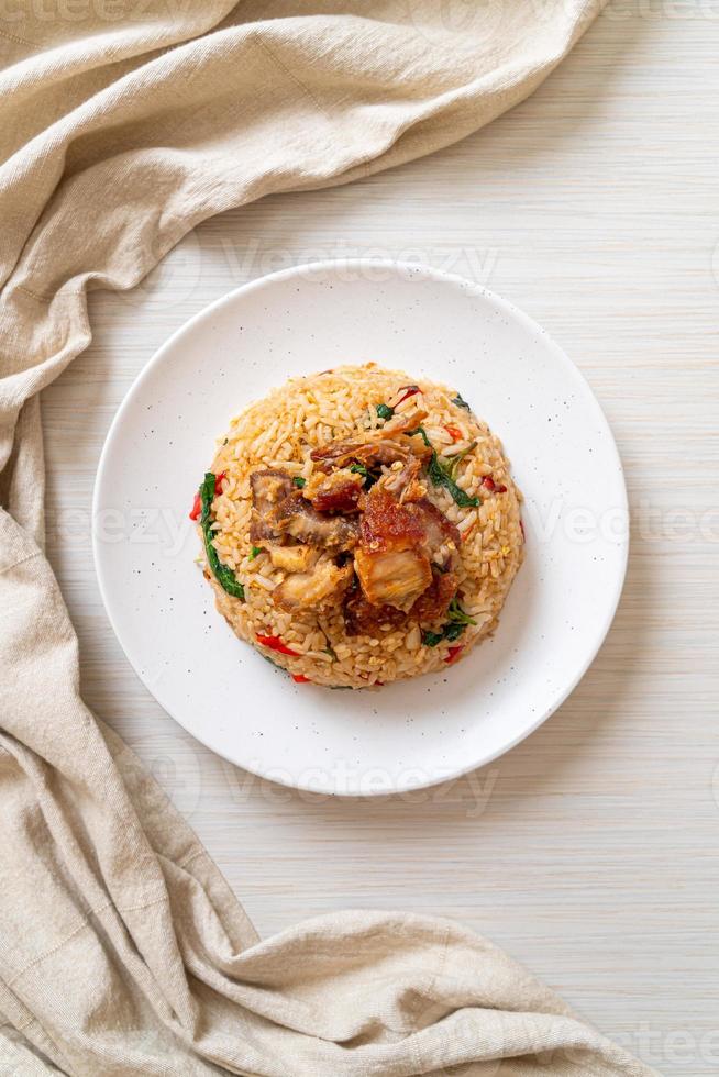 arroz frito con albahaca tailandesa y panceta crujiente - estilo de comida tailandesa foto