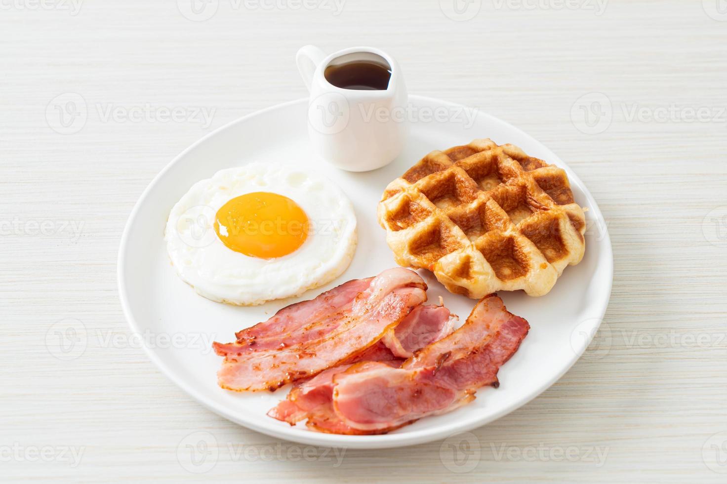 huevo frito con tocino y waffle para desayunar foto