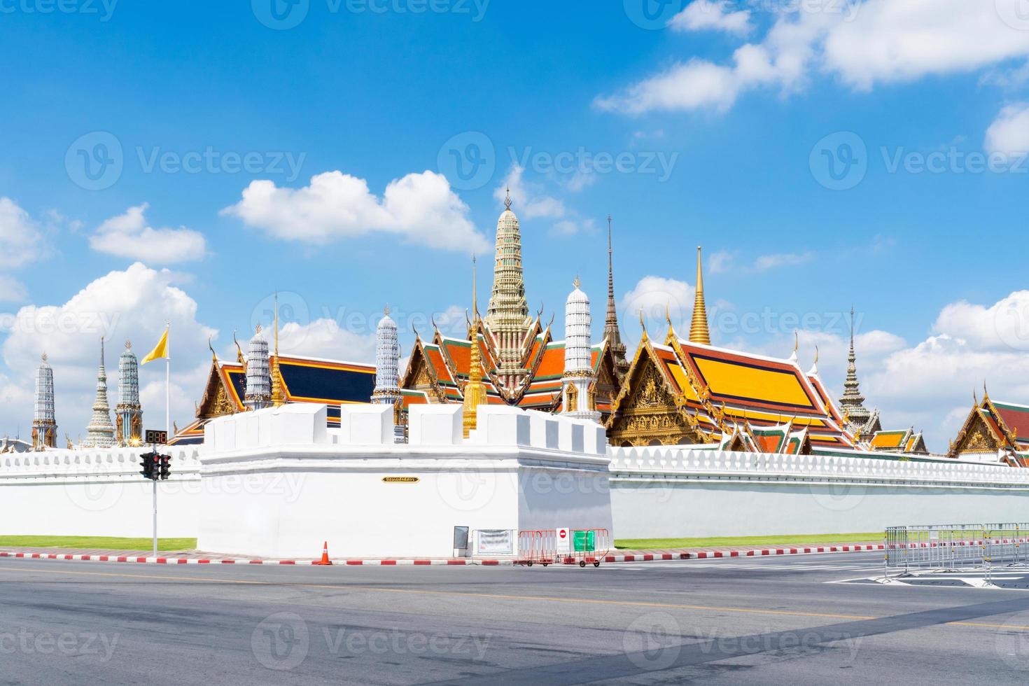 templo del buda esmeralda y el gran palacio en bangkok, tailandia foto