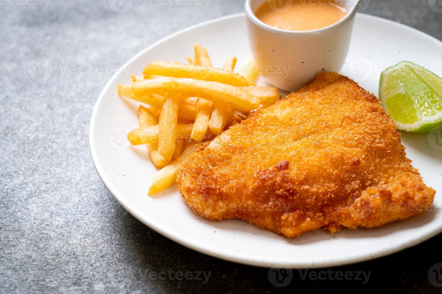 pescado frito y patatas fritas foto