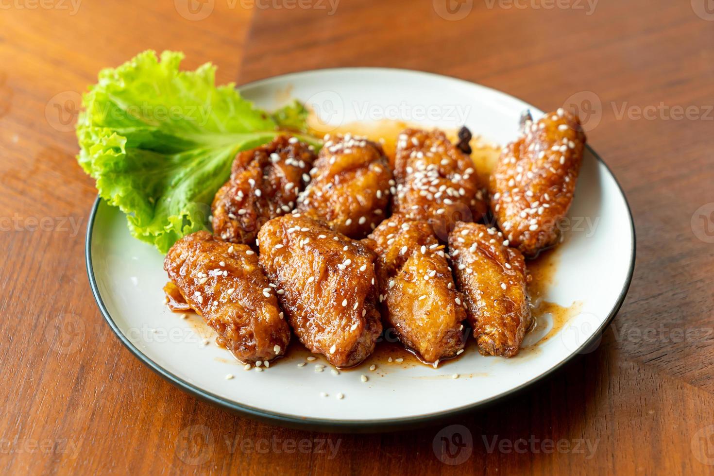 pollo frito con salsa picante coreana y sésamo blanco foto
