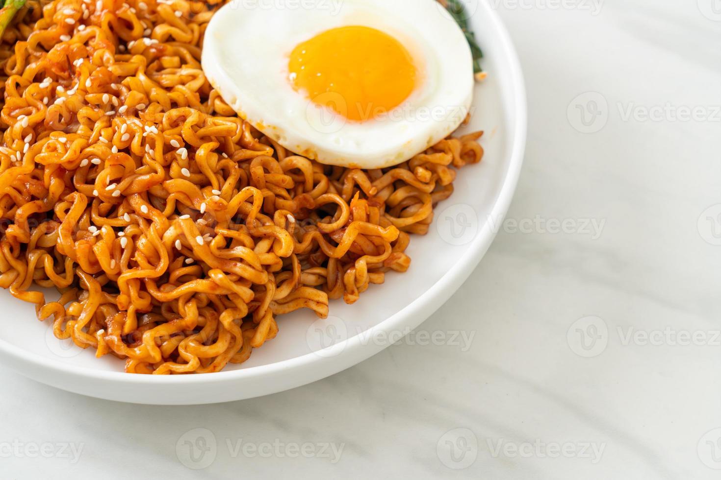 Fideos instantáneos picantes coreanos secos caseros con huevo frito foto