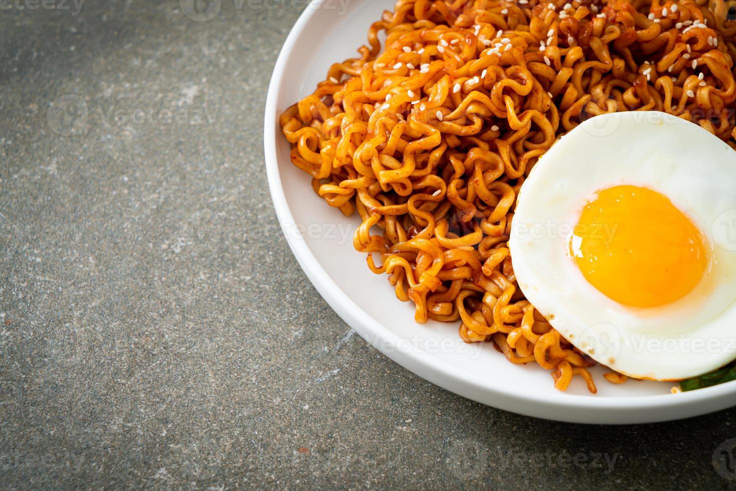 Fideos instantáneos picantes coreanos secos caseros con huevo frito foto