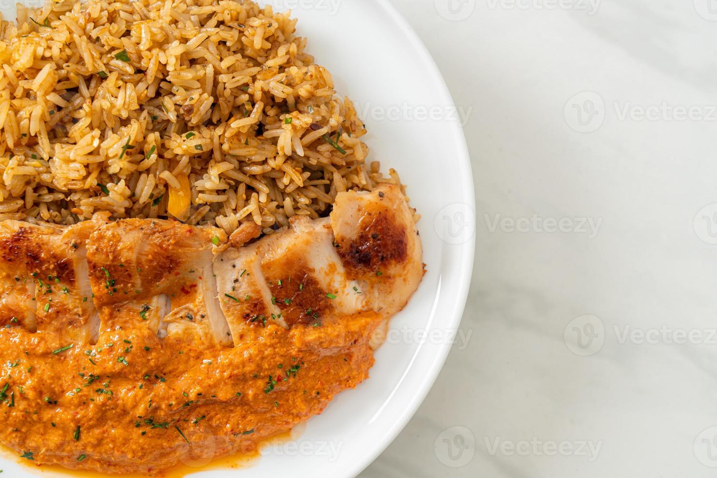 Filete de pollo a la parrilla con salsa de curry rojo y arroz - estilo de comida musulmana foto