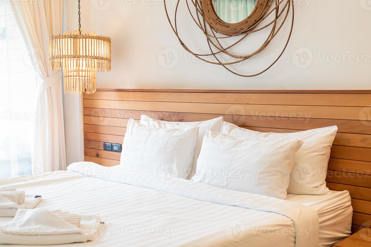 Decoración de almohada blanca en la cama en el interior del dormitorio foto