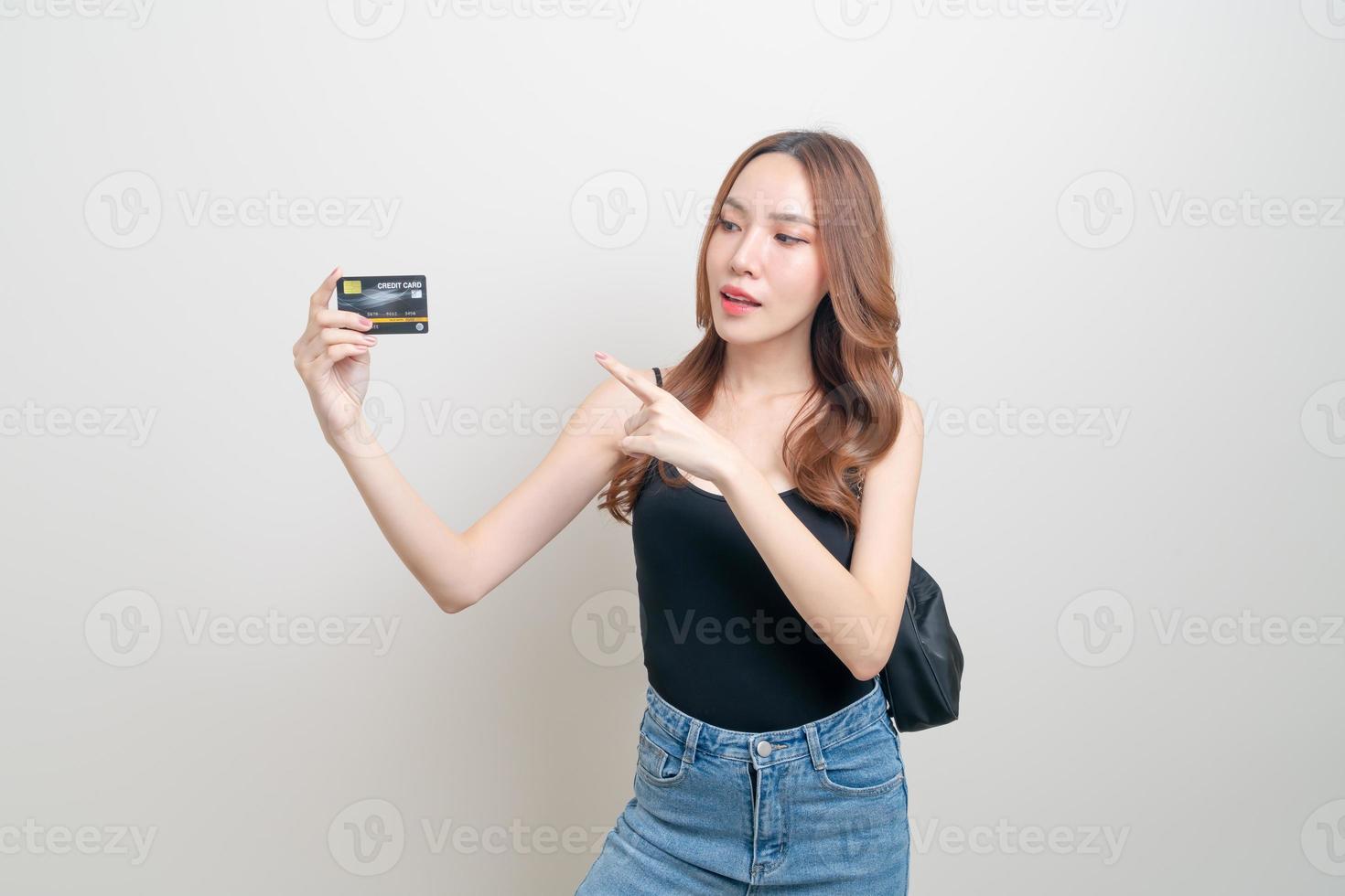 Retrato hermosa mujer asiática con tarjeta de crédito sobre fondo blanco. foto