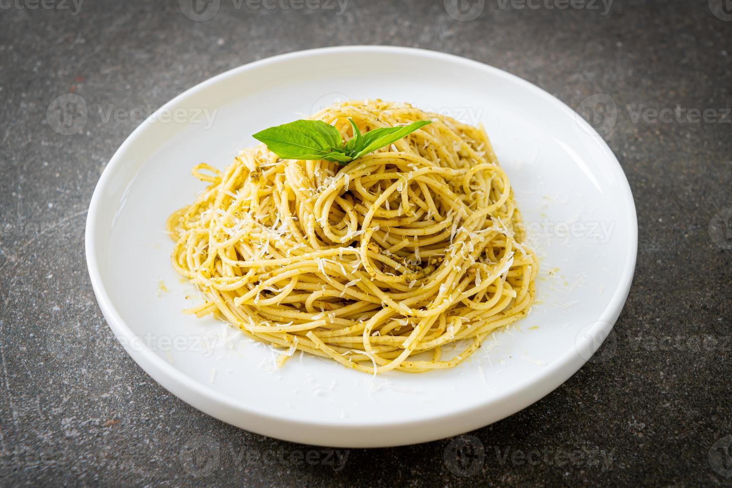 pasta de espagueti al pesto - comida vegetariana y estilo de comida italiana foto