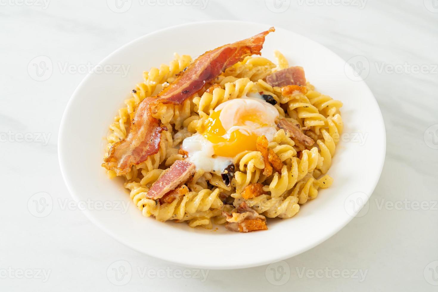 Pasta carbonara fusilli tocino picante - estilo de comida italiana foto