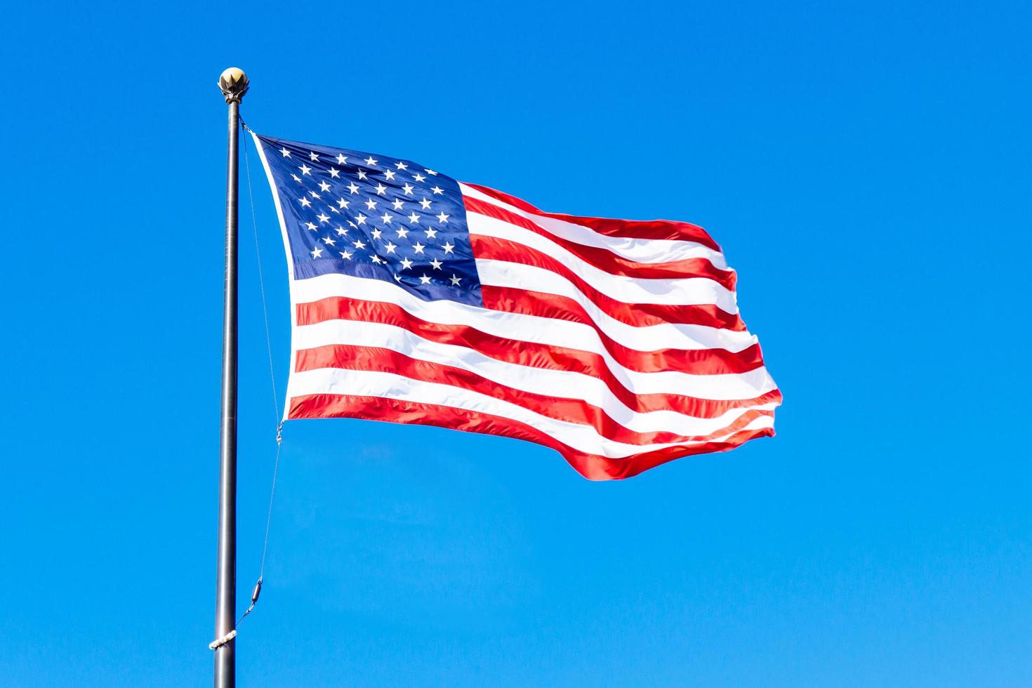 La bandera de los Estados Unidos de América en un día soleado foto