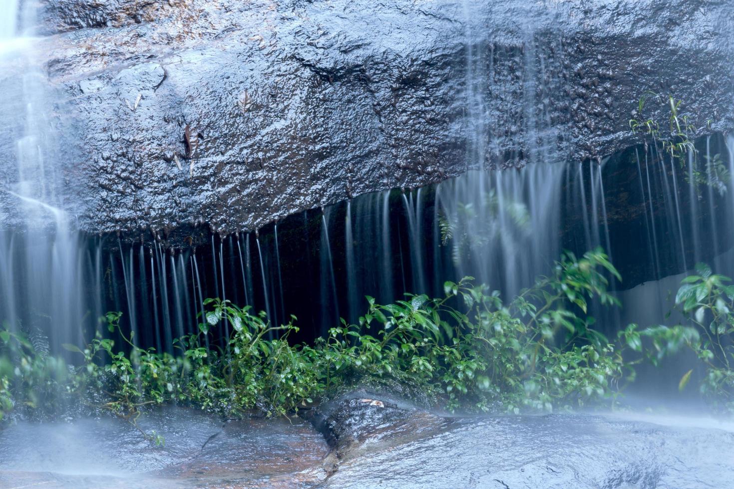 agua que fluye en una hermosa cascada foto