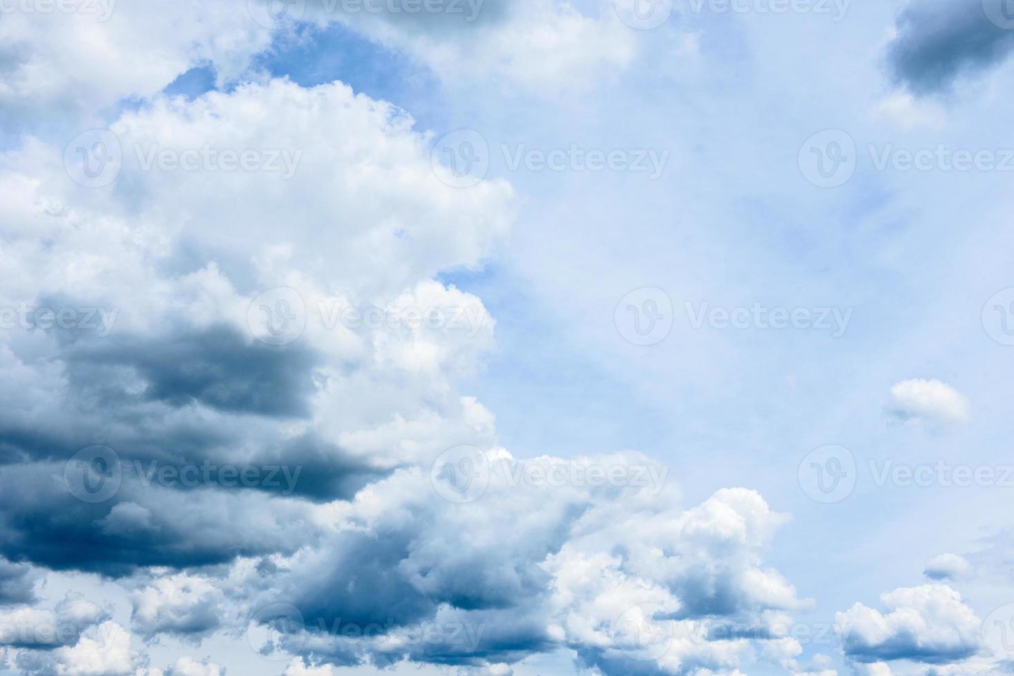 Fondo de cielo de tormenta dramática. se puede utilizar como fondo foto