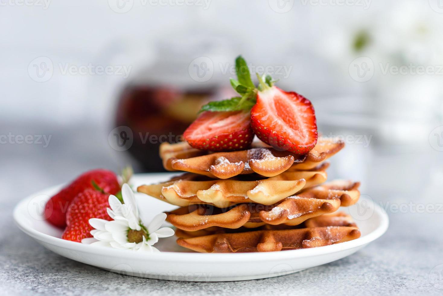 Deliciosos gofres belgas recién horneados con bayas y frutas foto