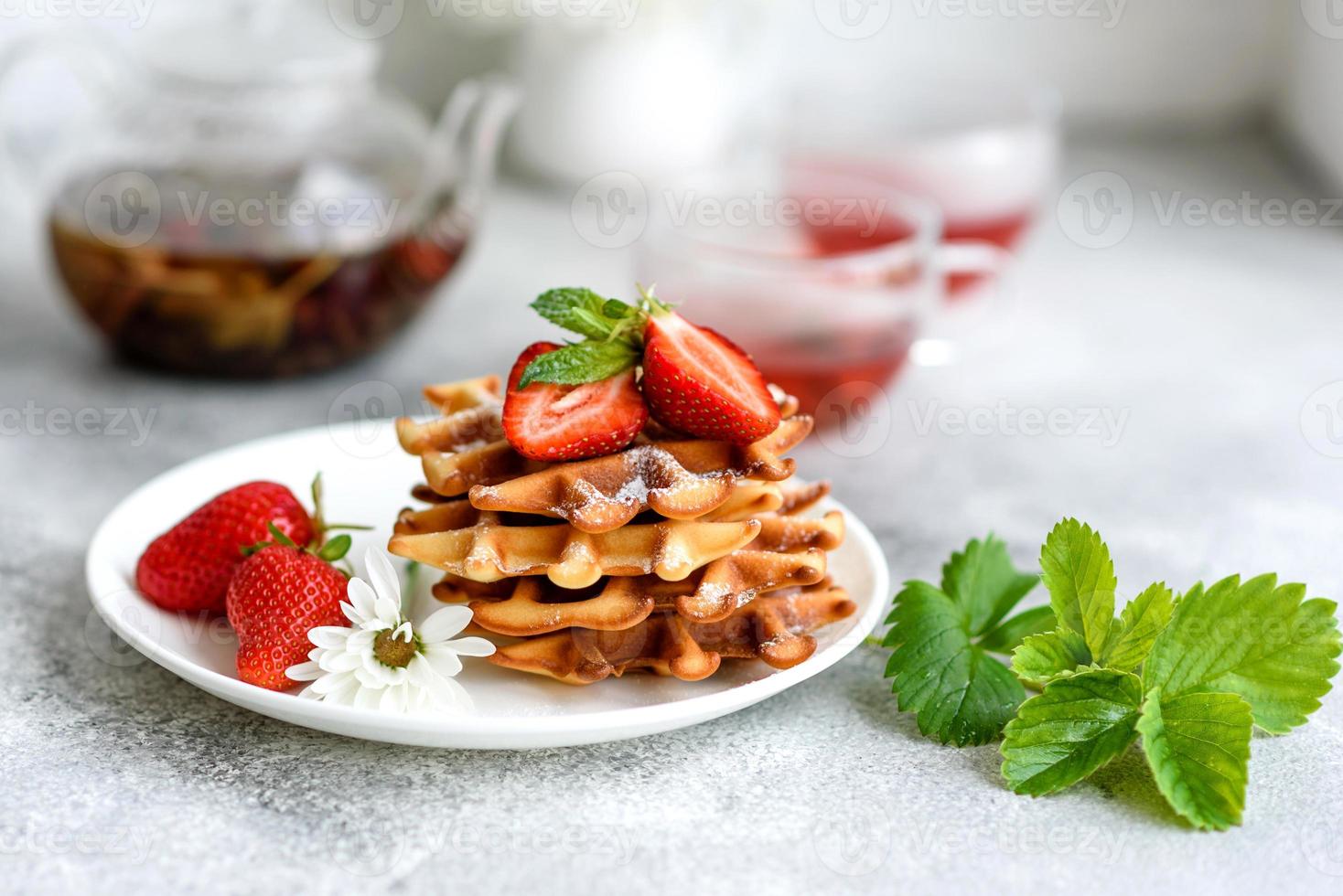 Deliciosos gofres belgas recién horneados con bayas y frutas foto