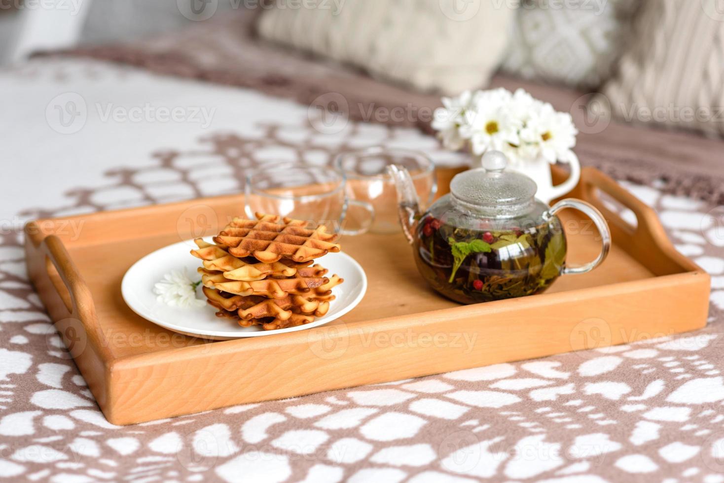 Deliciosos gofres belgas recién horneados con bayas y frutas foto