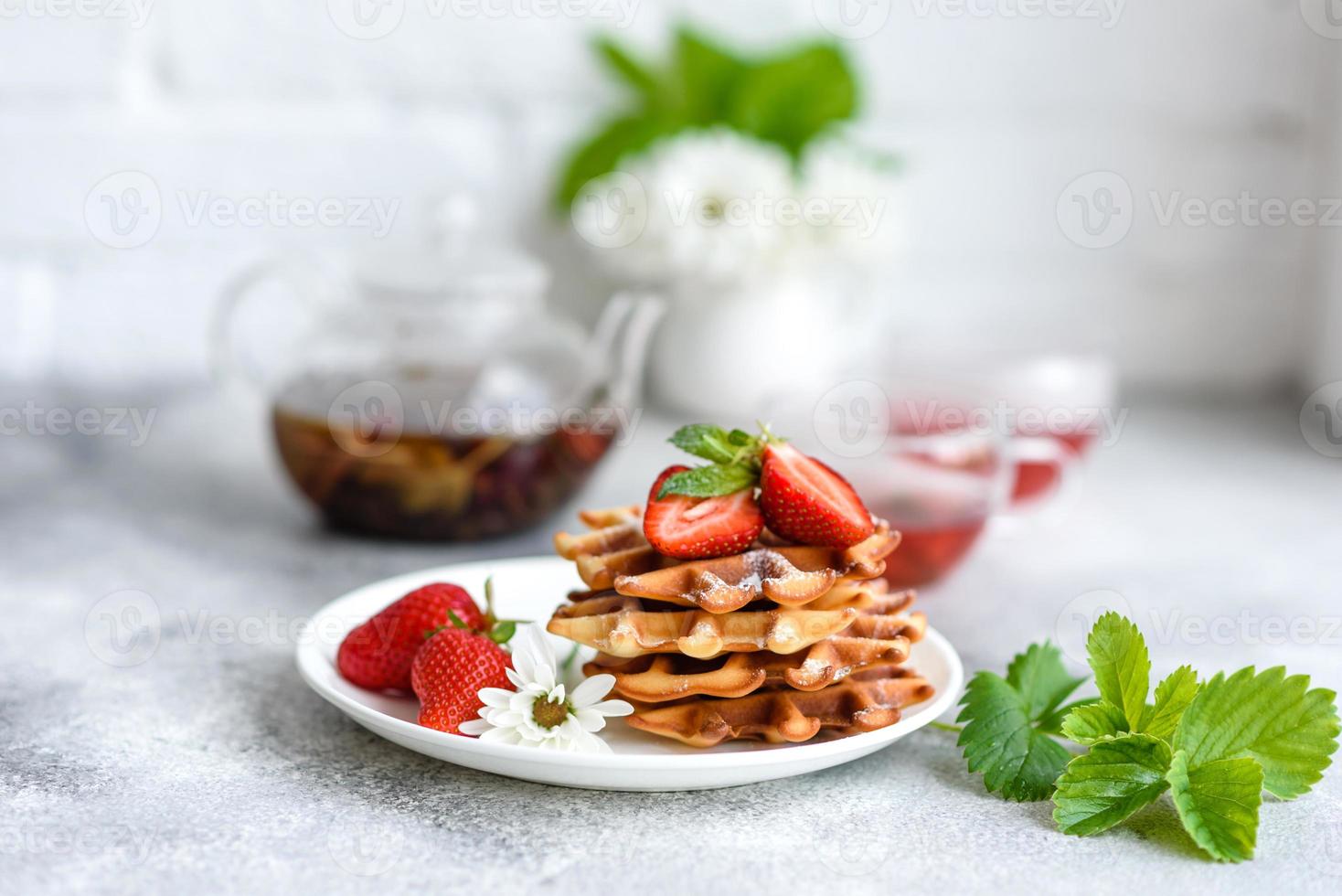 Deliciosos gofres belgas recién horneados con bayas y frutas foto