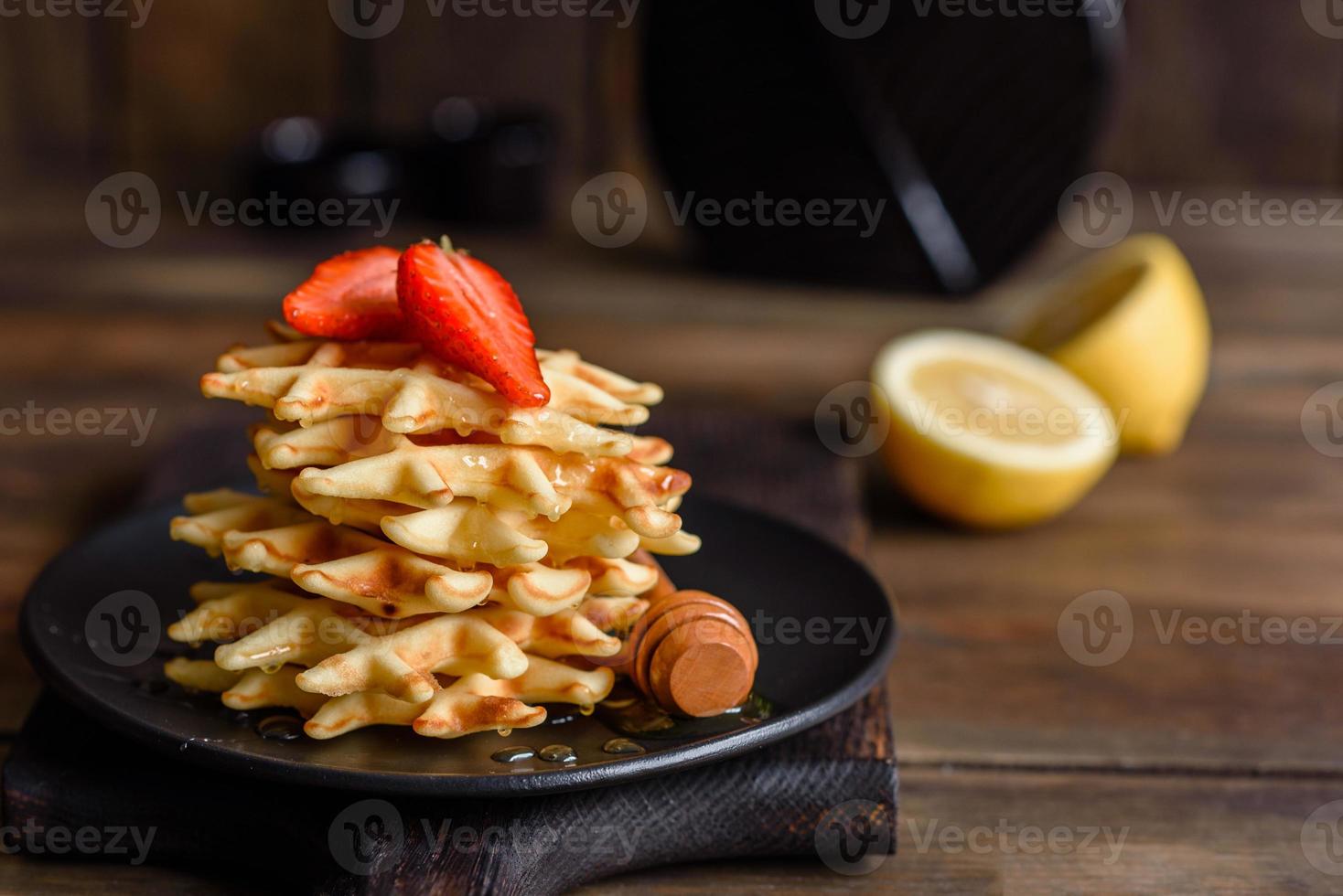 Deliciosos gofres belgas recién horneados con bayas foto