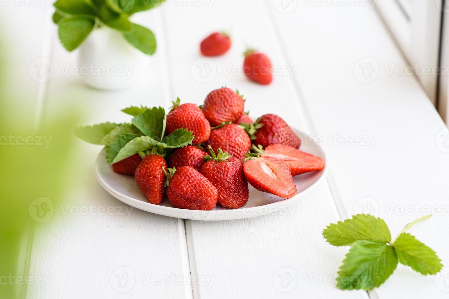 Hermosas fresas frescas jugosas en la superficie de hormigón foto