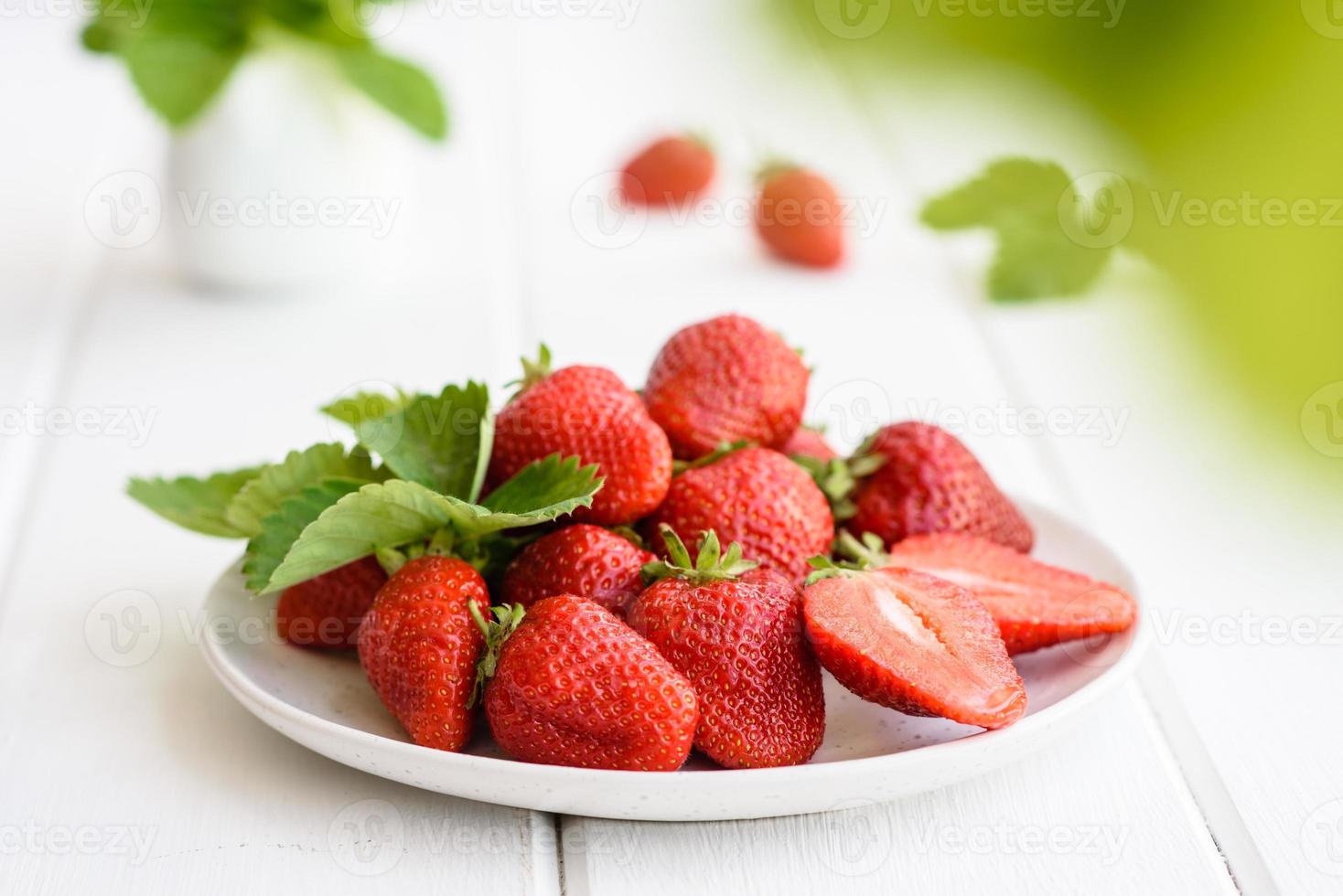 Hermosas fresas frescas jugosas en la superficie de hormigón foto