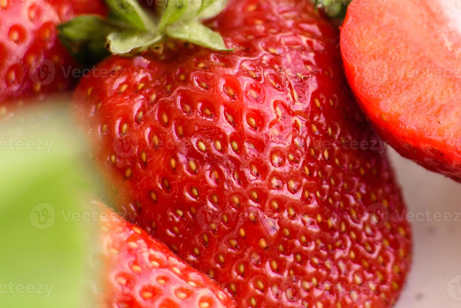 Hermosas fresas frescas jugosas en la superficie de hormigón foto