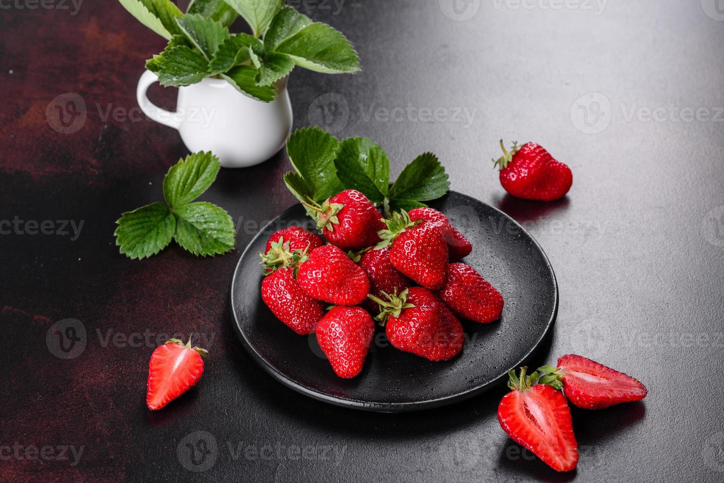 Hermosas fresas frescas jugosas en la superficie de hormigón foto