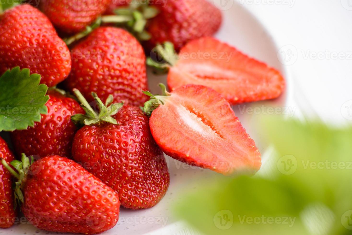 Hermosas fresas frescas jugosas en la superficie de hormigón foto